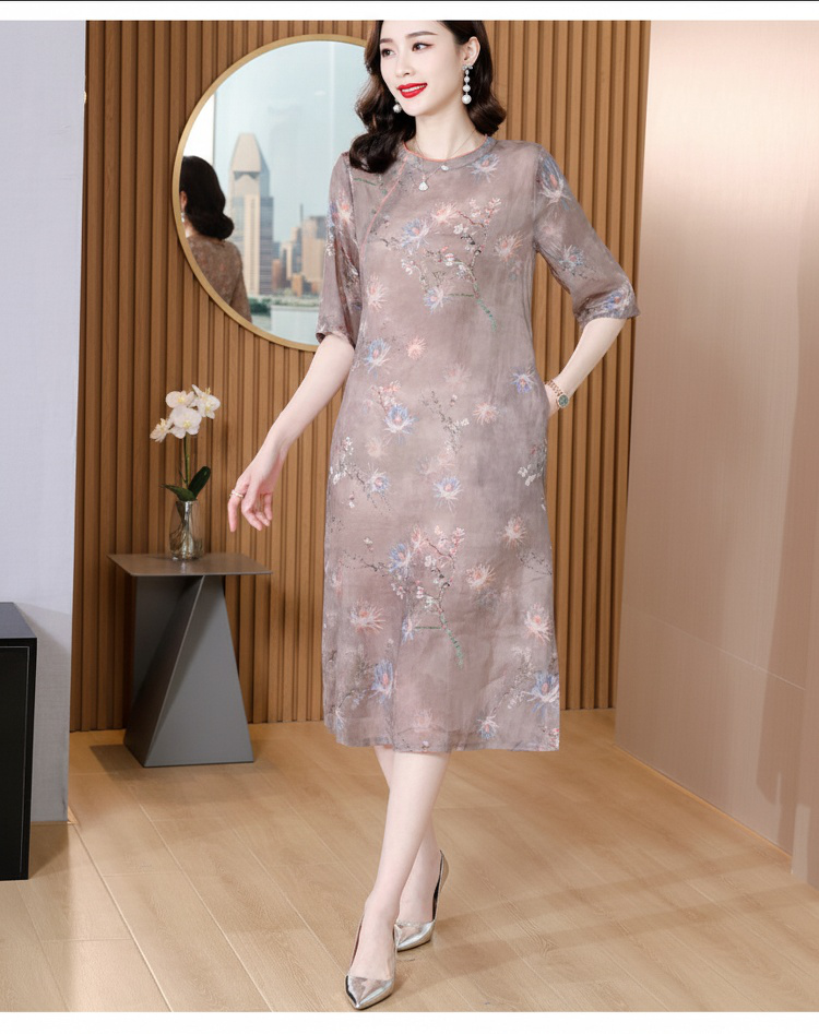 女性モデルによるチャイナドレス着用イメージ