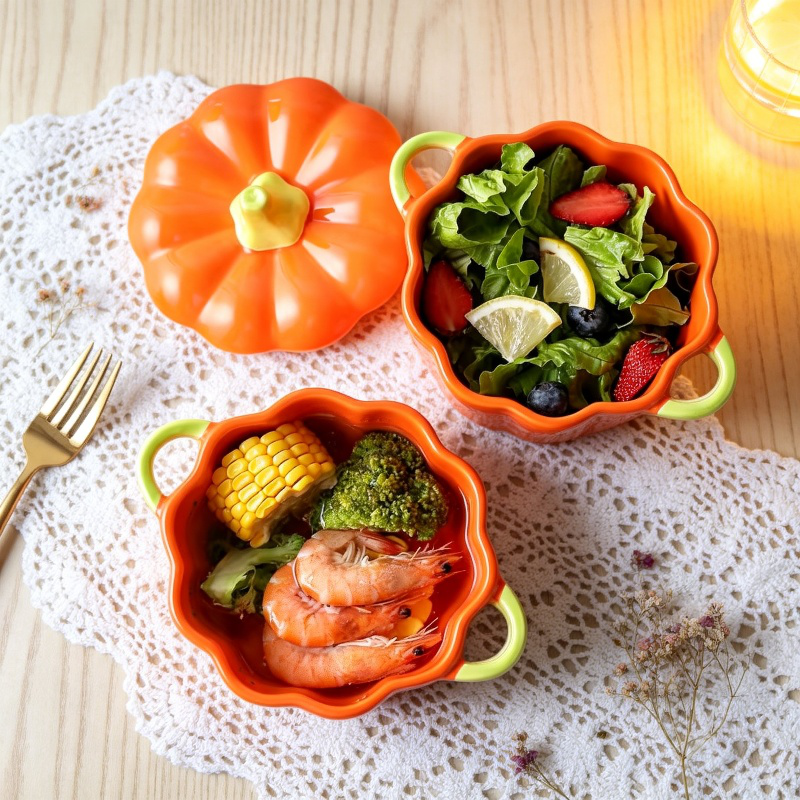 Kürbisförmige Keramikschüssel mit Deckel und zwei Griffen, niedrig glasiert