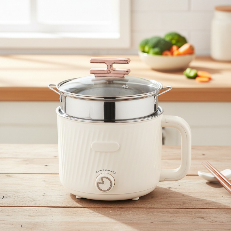 Cuisson de nouilles instantanées dans le mini hot pot