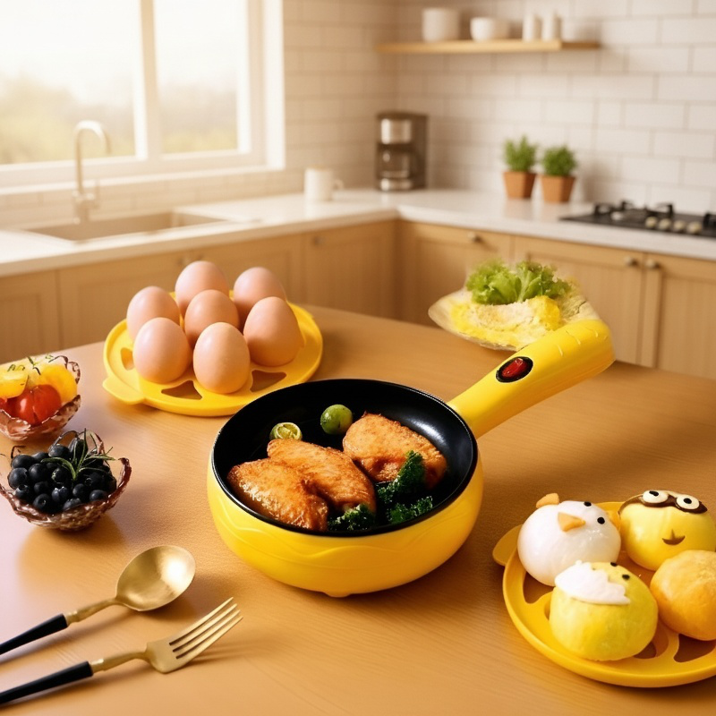 Sartén eléctrica cocinando huevos en el desayuno