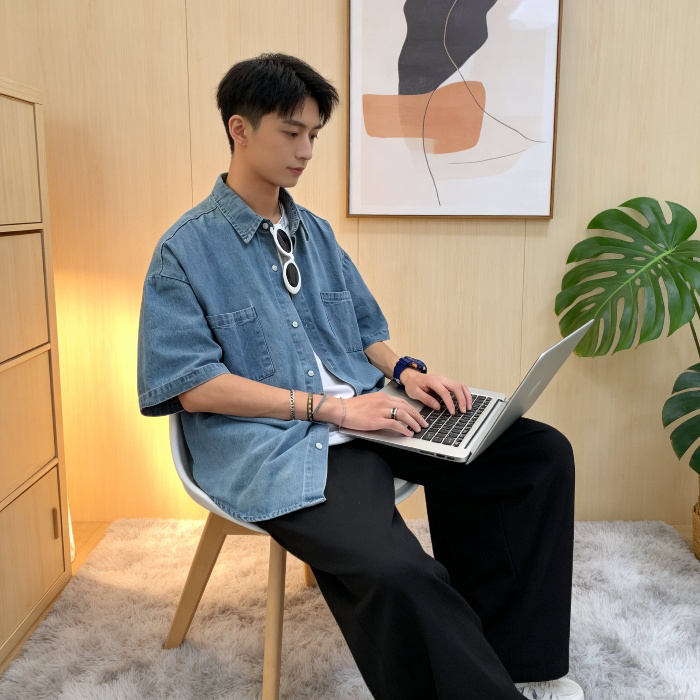 편안한 착용감의 반팔 데님 셔츠