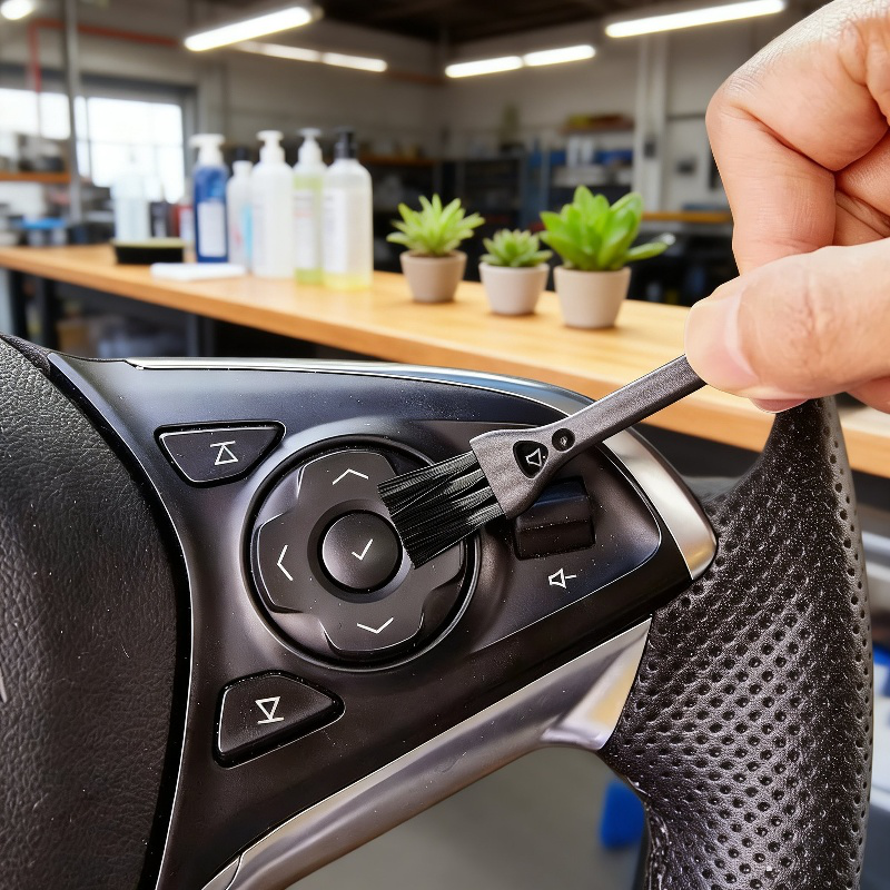 Cepillo triple portátil limpiando teclado