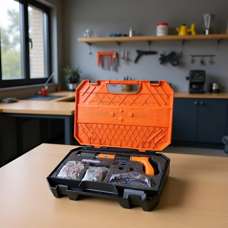 Tragbare Mini-Nagelpistole in der Hand gehalten