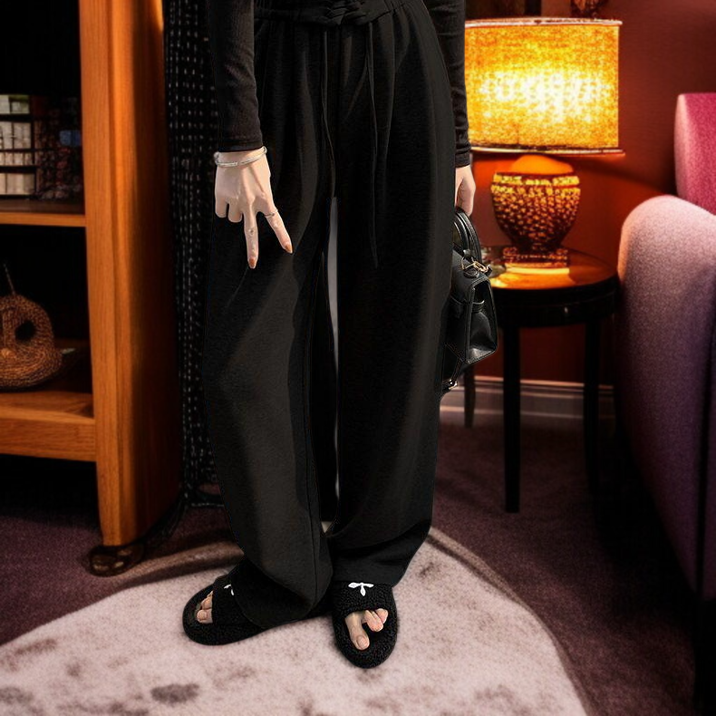 캐주얼 스타일의 와이드 팬츠 착용 샷