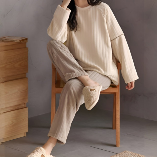 ラウンドネックデザインの冬用パジャマ首元アップ