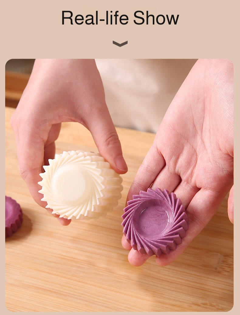 Baking with a detachable pastry mold at home
