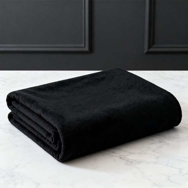 Luxusní černá deka připravená k použití