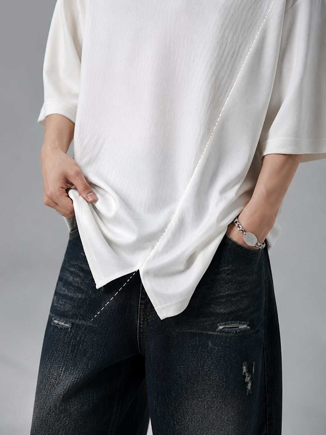 不規則なパターンを持つメンズカジュアルTシャツ