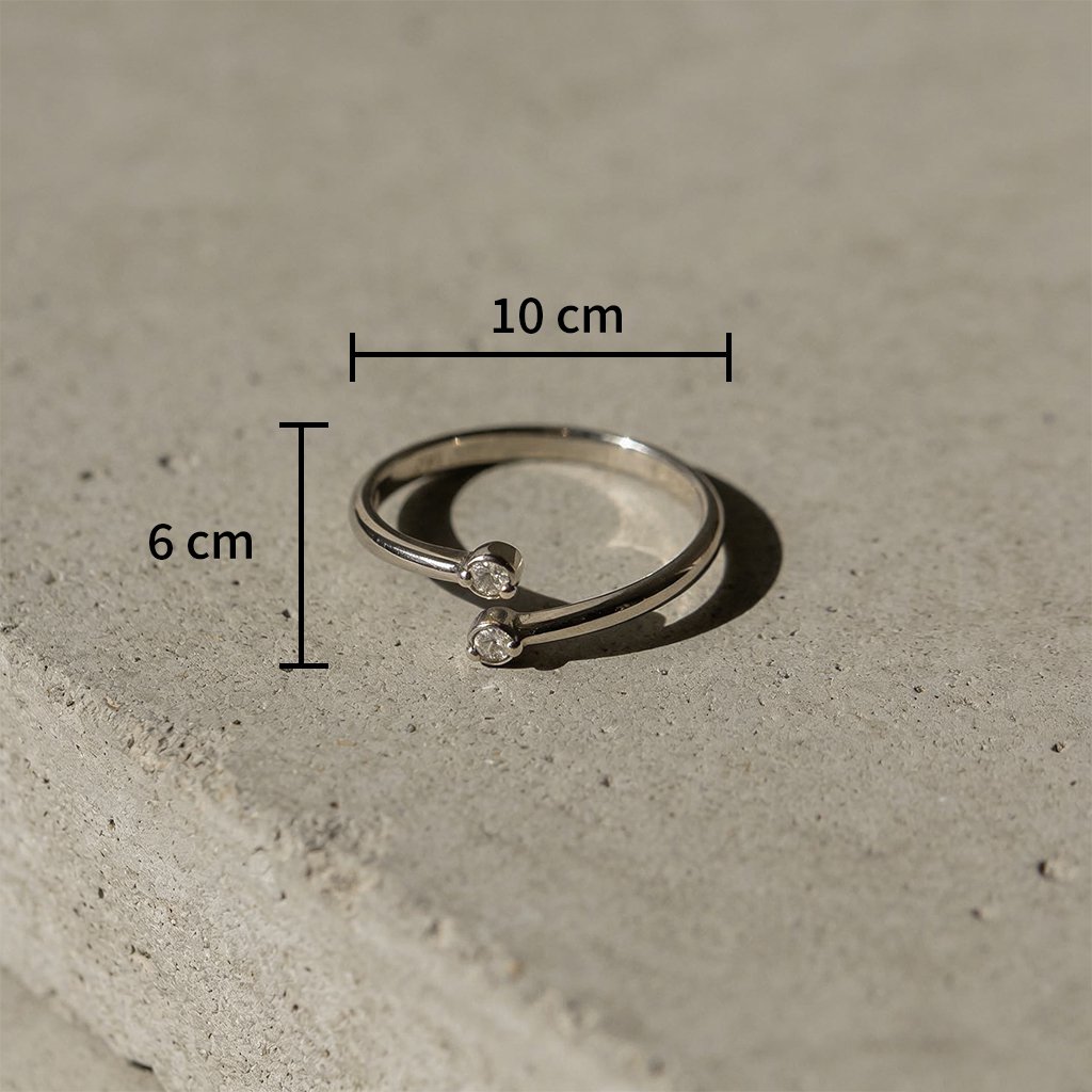 Stylish sparkling ring for women display