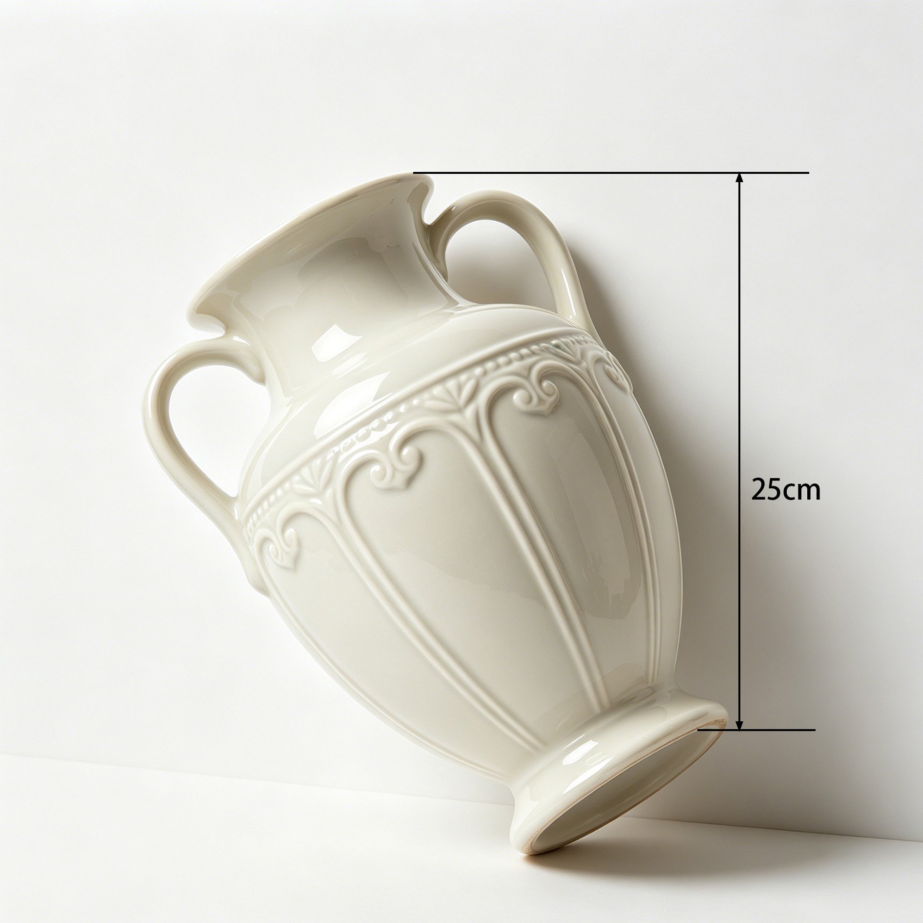 Moderne Keramikvase auf Holztisch