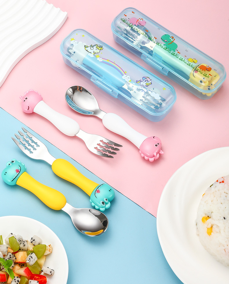 子供が箸を使って食事をする様子