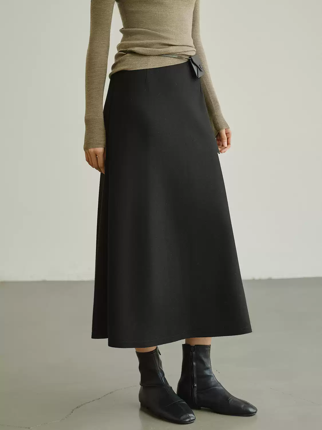 기모와 컬러감이 돋보이는 레귤러 미디 스커트