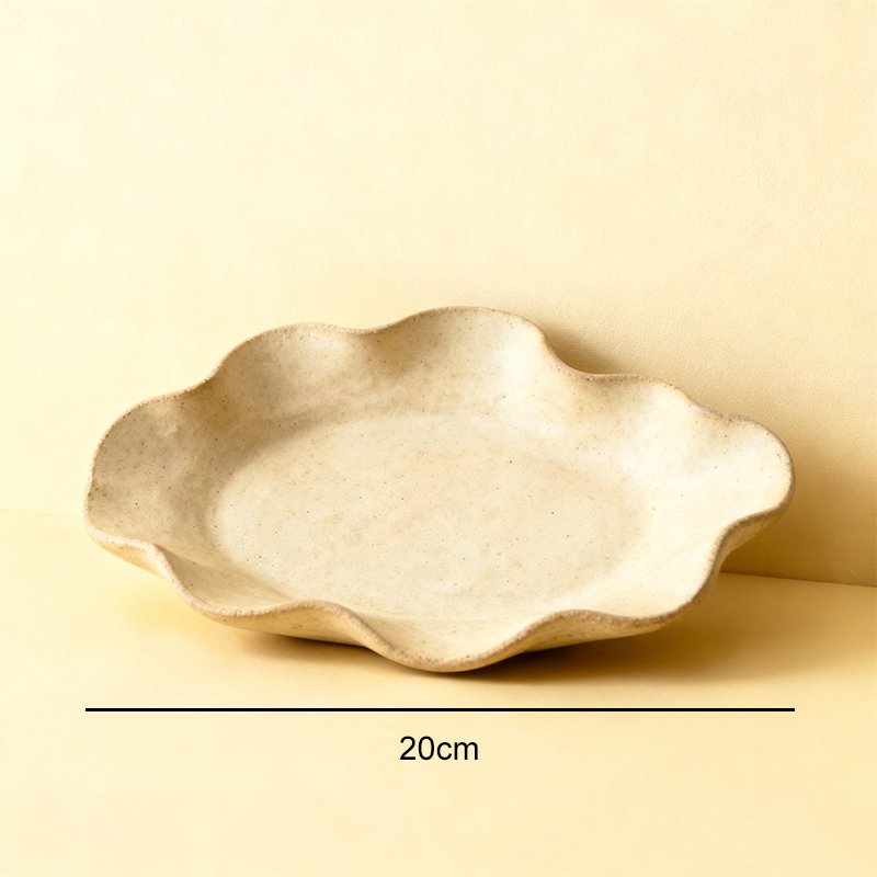 変形デザイン皿を食卓に並べた様子