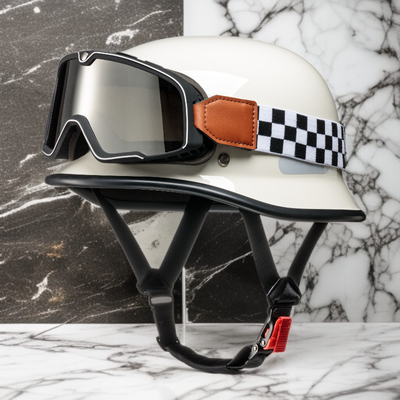 크루저 오토바이에 착용한 헬멧 모습