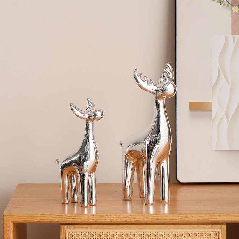 은색 세라믹 사슴 조각상