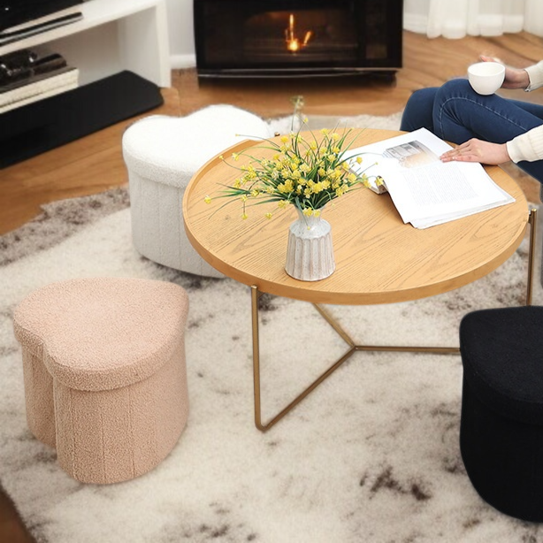 Taburete decorativo en sala de estar moderna