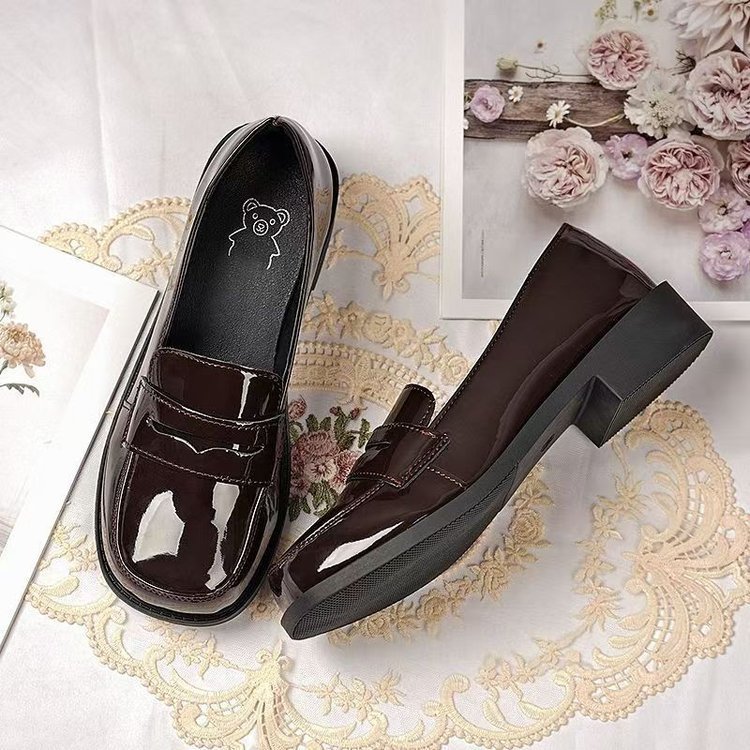 春らしいコーディネートの制服シューズ