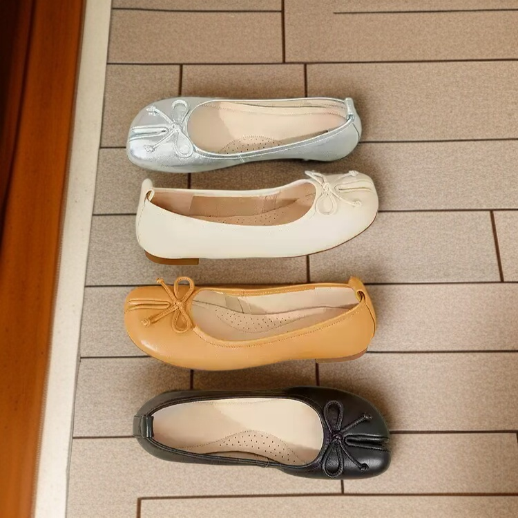 리본 디테일이 돋보이는 여성 단화 측면