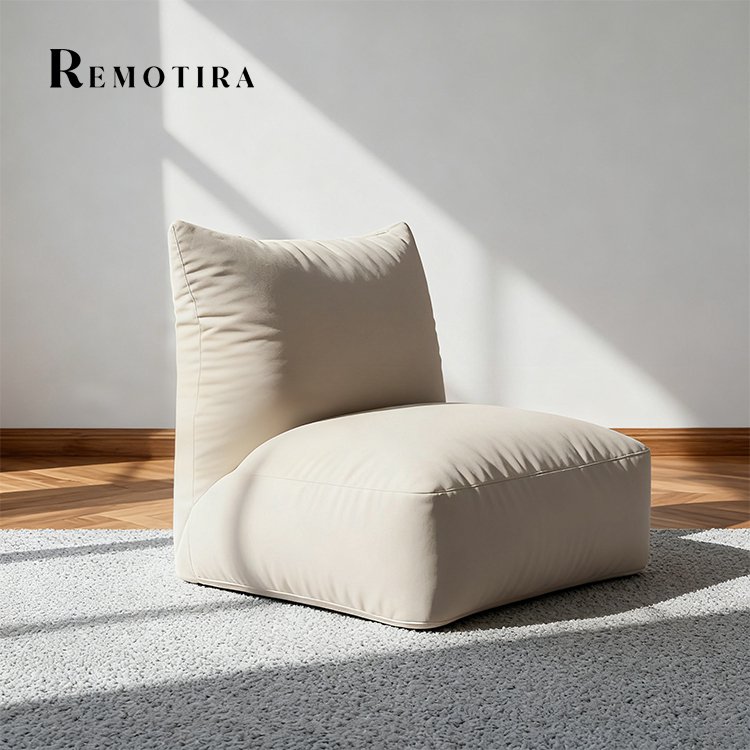 포근한 쿠션감의 오프 화이트 소파