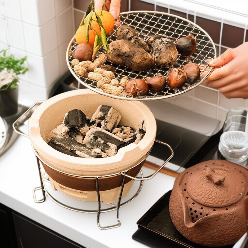 7輪式で、スタンド/グリルなどのオプションアクセサリーもご用意。1～2人用と3～4人用の複数のサイズをご用意。炭火焼き鳥。