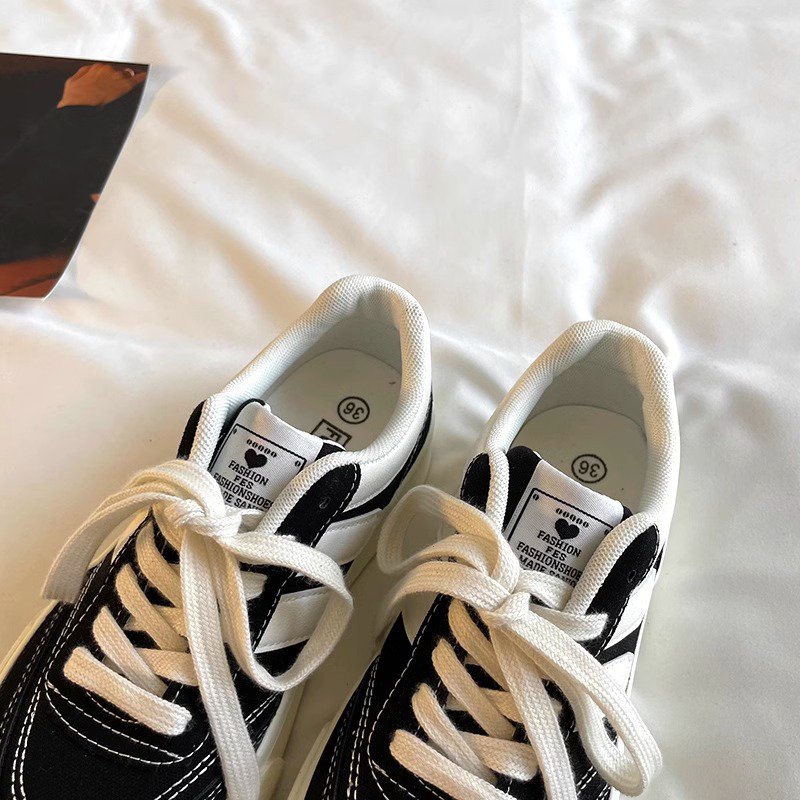 新作ニッチデザインカジュアルスニーカー女性用