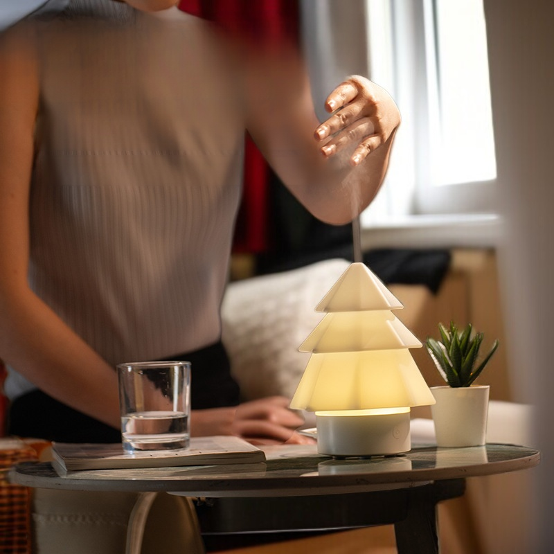 卓上に置けるミニ加湿器 クリスマスツリー型