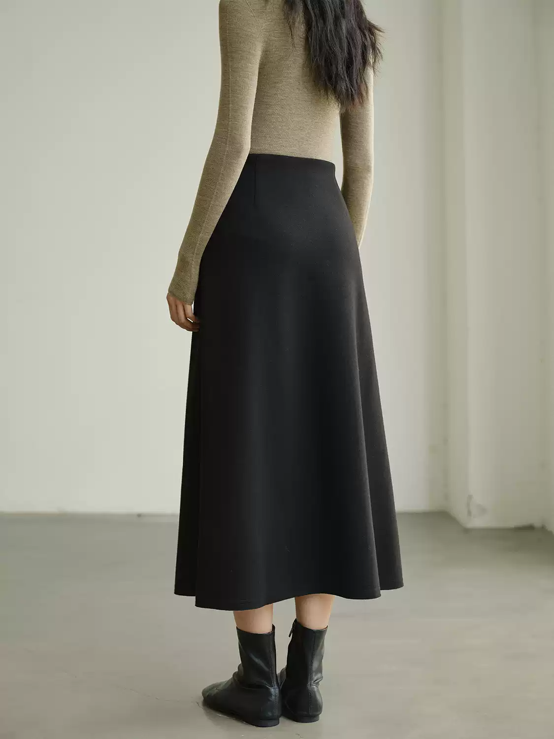 트렌디한 겨울 패션 아이템 미디 스커트