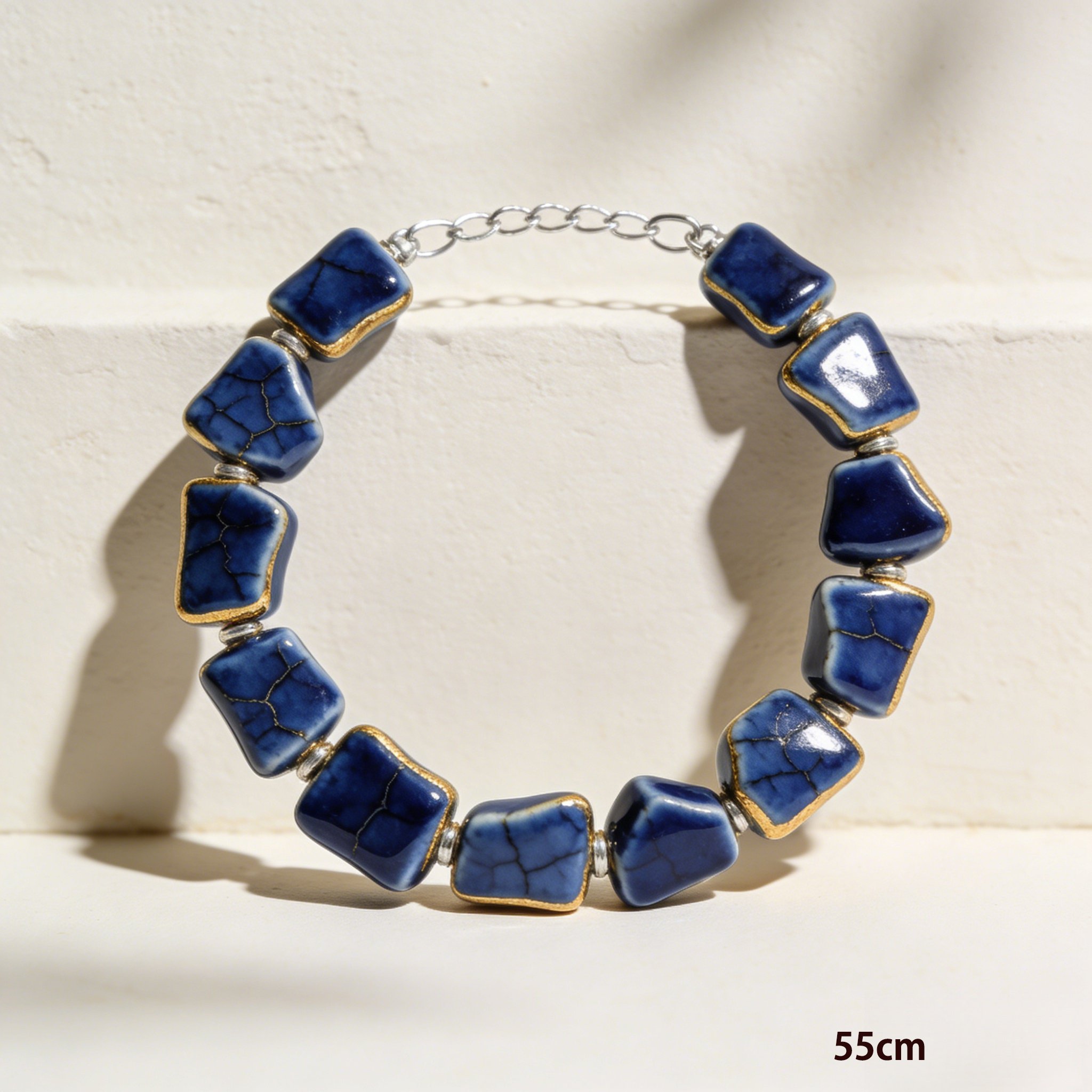 輝くブルージルコンのクローズアップ写真