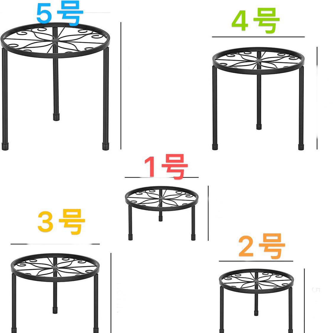 다양한 크기의 화분을 올린 철제 받침대