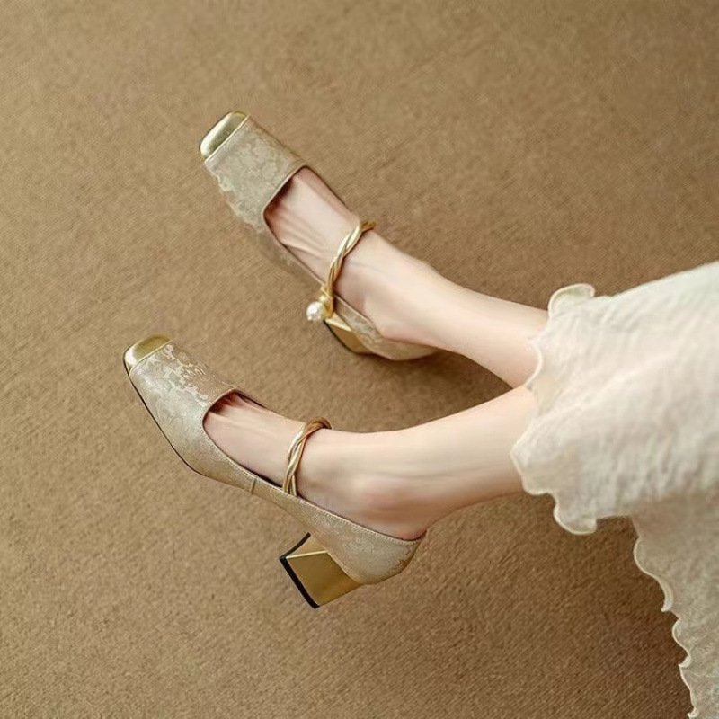 Tacones de moda elegantes