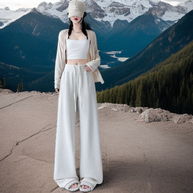 슬림핏 효과가 돋보이는 팬츠