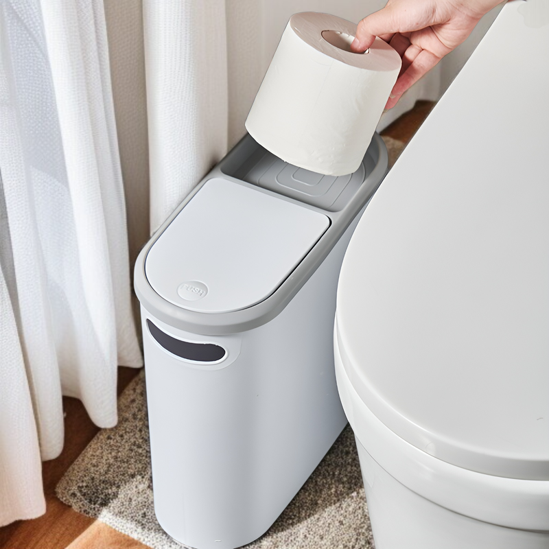 家庭用トイレに設置された隙間ゴミ箱