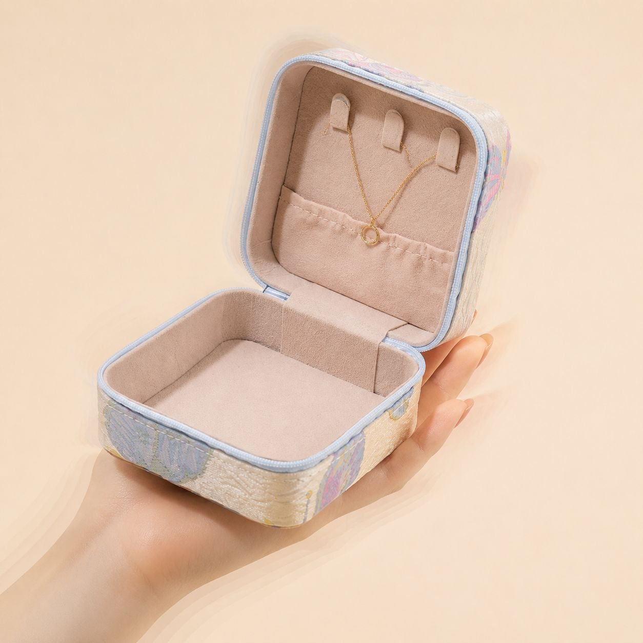 고급 재질로 제작된 주얼리 보관함