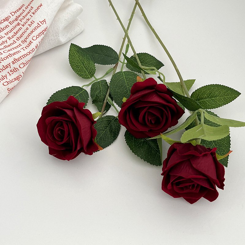Hochzeitsdekorationen zum Valentinstag, Blumengestecke im Hotel
