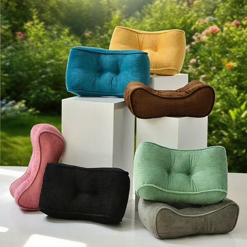 人が腰クッションを使って快適に座っている写真