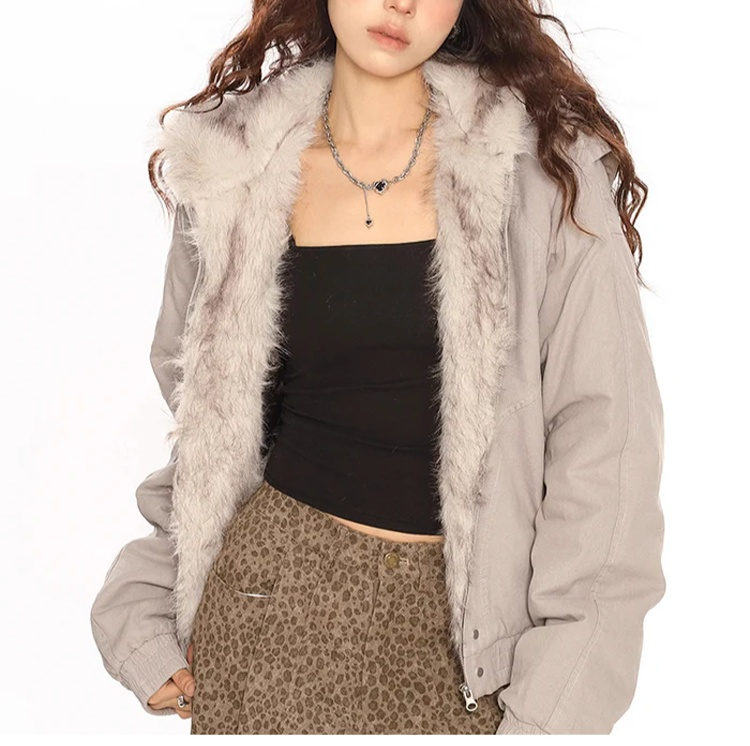 フードつきの毛皮コート