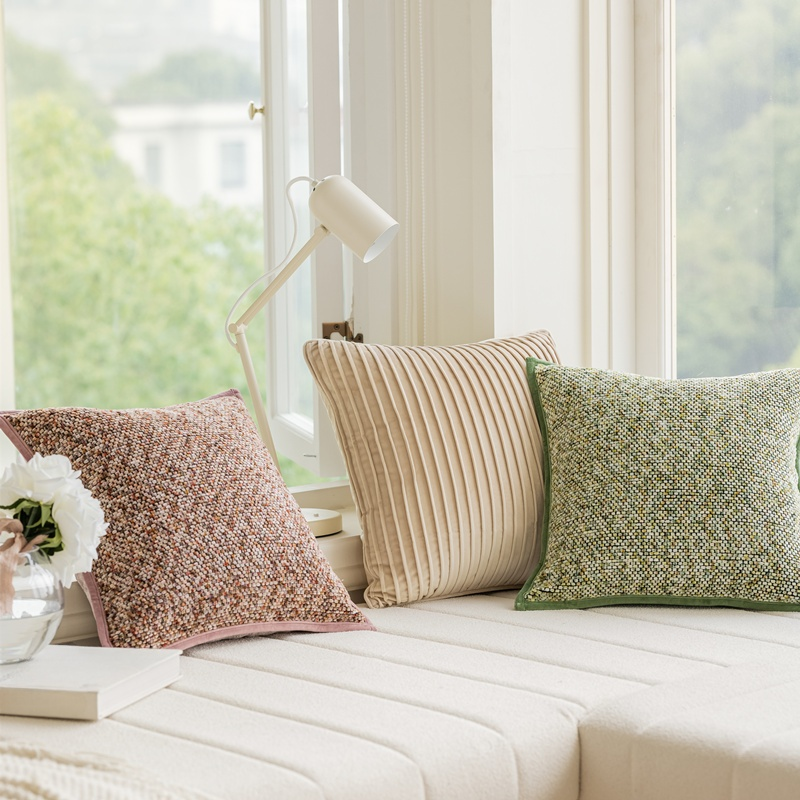 柔らかい生地のスクエアクッション