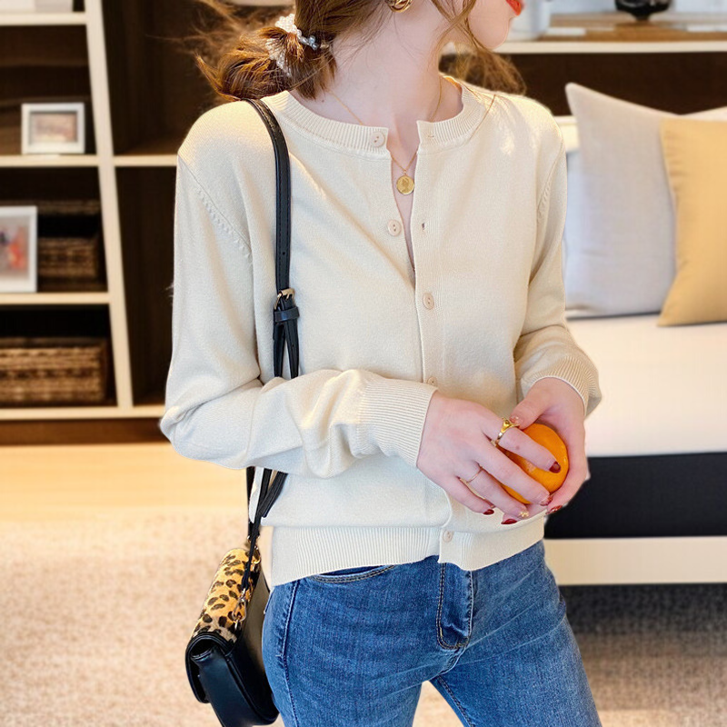 가볍고 편안한 여성 니트 상의