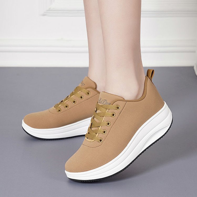 シューズ着用イメージ女性モデル