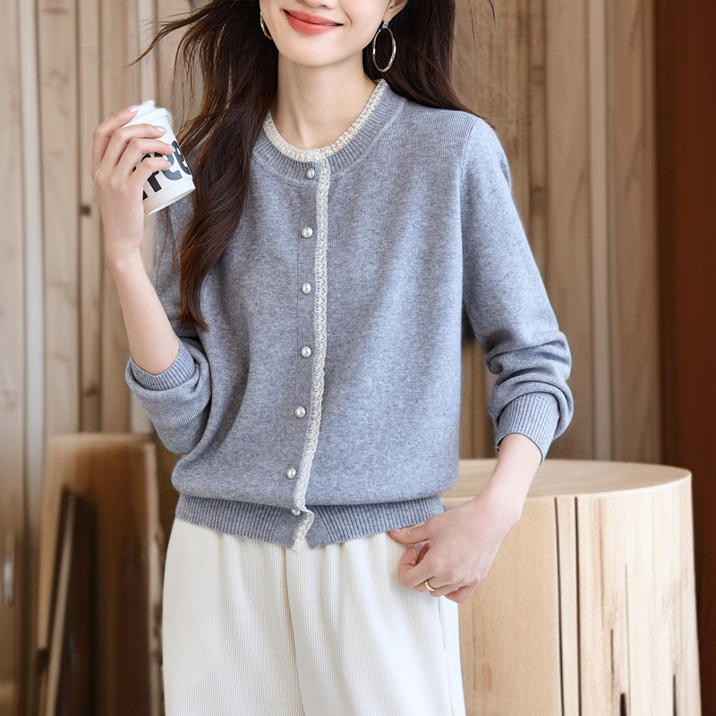 트렌디한 무드의 여성 아우터