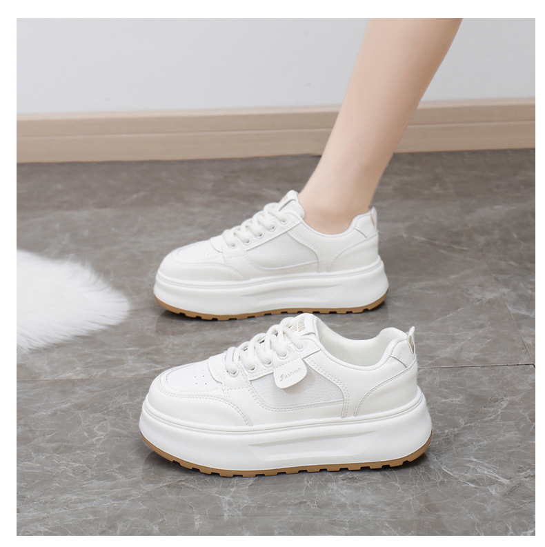 厚底で美脚効果抜群の春のカジュアルシューズ