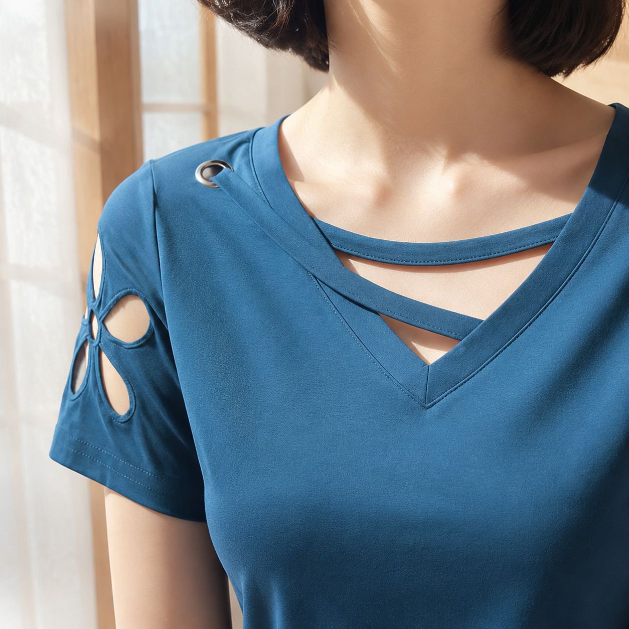 ゆったり刺繍入りVネック透かし彫り半袖Tシャツ正面画像