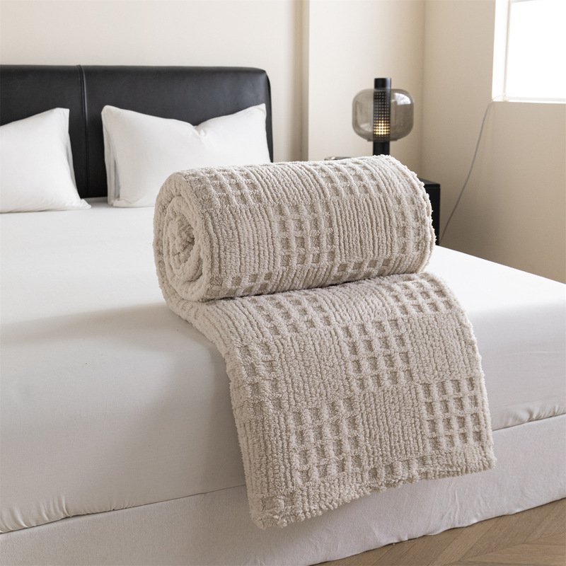 Thick and warm double-sided plush blanket with waffle pattern jacquard