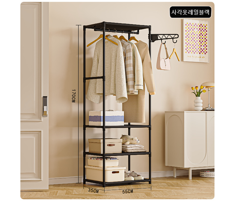 좁은 공간에 설치된 스탠드 옷걸이
