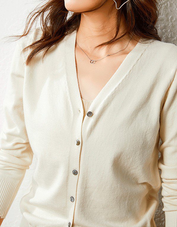 ソフトな素材感のレディース長袖ニットカーディガン