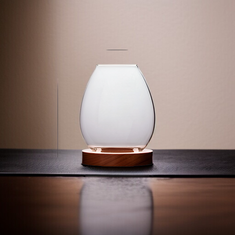 中国風装飾が施されたガラス燭台のディテール