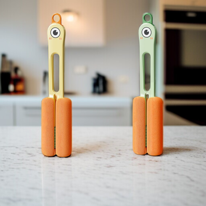 가정용 쿼드 원 컵솔로 병을 깨끗하게 닦는 장면