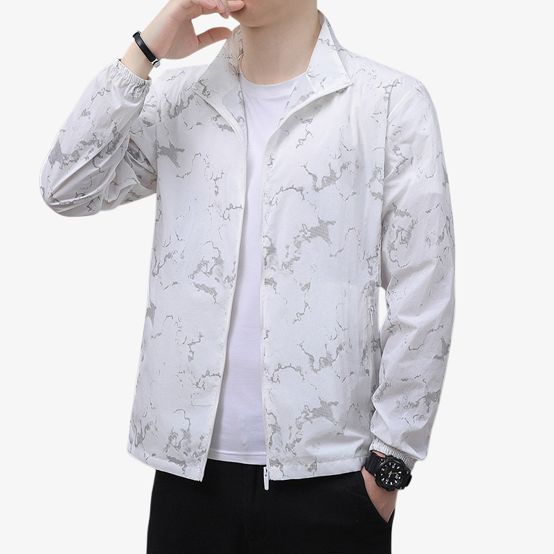 남자 여름 아웃도어 자켓 착용 스타일링 사진