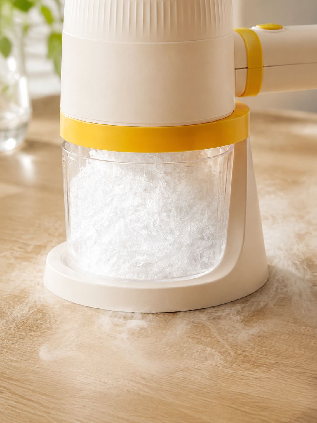 Compact ice shaver and smoothie maker for countertop
