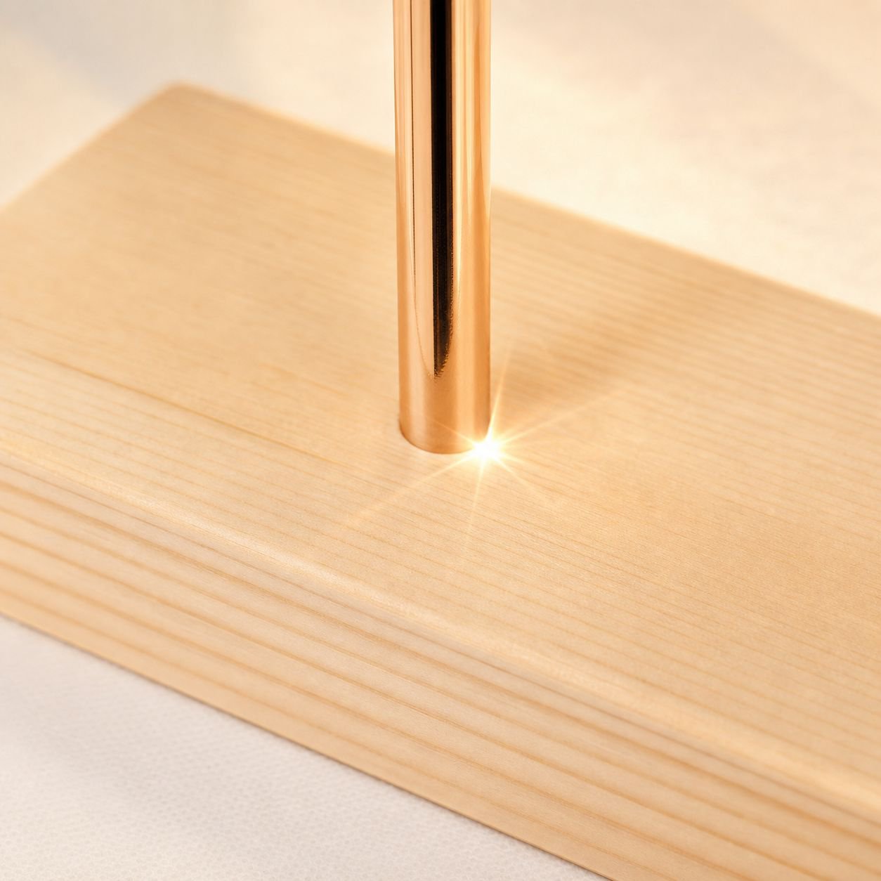 Eleganter Schmuckständer goldfarben mit mehreren Ebenen für Ohrringe